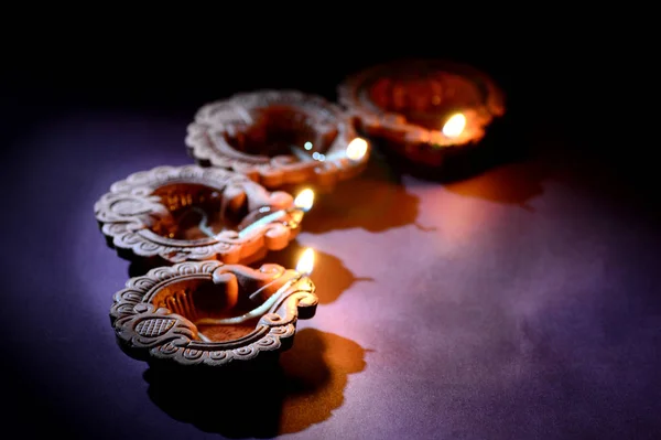 Kolorowe lampy gliniane Diya (Latarnia) zapalone podczas uroczystości Diwali. Projektowanie kart pozdrowienia Indian Hindu Light Festival o nazwie Diwali. — Zdjęcie stockowe