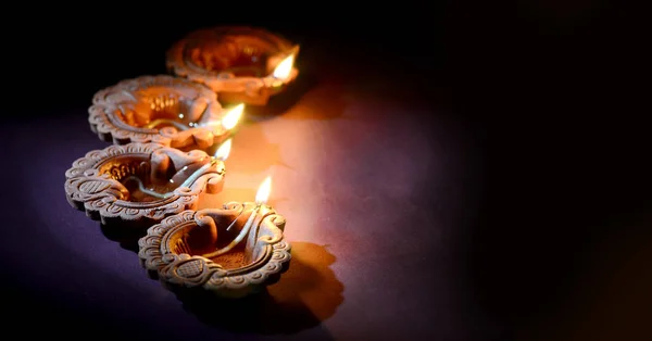 Lămpi de lut colorate Diya (Lantern) aprinse în timpul sărbătorii Diwali. Salutări Card Design Indian Hindu Light Festival numit Diwali . — Fotografie, imagine de stoc