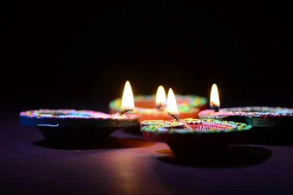 Colorful clay Diya (Lantern) lamps lit during Diwali celebration. Greetings Card Design Indian Hindu Light Festival called Diwali. — 图库照片