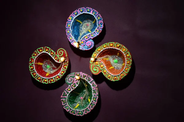 Diwali kutlaması sırasında renkli kil Diya (Fener) lambaları yandı. Selamlar Kart Tasarımı Hint Hindu Işık Festivali Diwali.