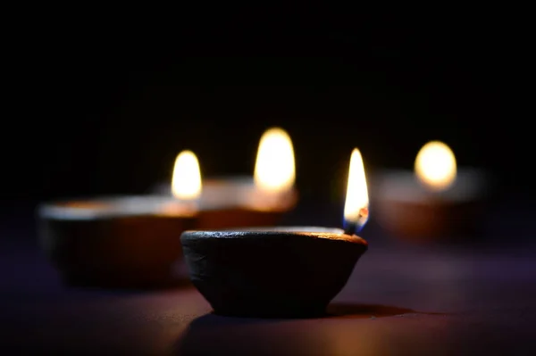 Lâmpadas coloridas de argila Diya (Lanterna) acesas durante a celebração Diwali. Saudações Card Design Indian Hindu Light Festival chamado Diwali . — Fotografia de Stock