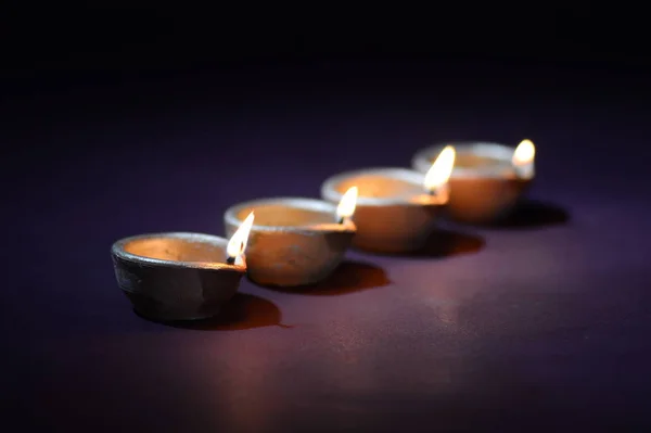 Lâmpadas coloridas de argila Diya (Lanterna) acesas durante a celebração Diwali. Saudações Card Design Indian Hindu Light Festival chamado Diwali . — Fotografia de Stock