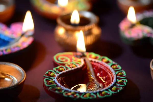 Diwali kutlaması sırasında renkli kil Diya (Fener) lambaları yandı. Selamlar Kart Tasarımı Hint Hindu Işık Festivali Diwali.