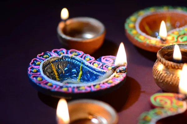 Diwali kutlaması sırasında renkli kil Diya (Fener) lambaları yandı. Selamlar Kart Tasarımı Hint Hindu Işık Festivali Diwali.