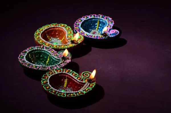 Färgglada lera Diya (lykta) lampor tända under Diwali firande. Hälsningar Kort Design Indian Hindu Light Festival som heter Diwali. — Stockfoto