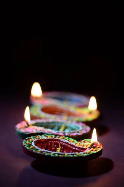 Colorful clay Diya (Lantern) lamps lit during Diwali celebration. Greetings Card Design Indian Hindu Light Festival called Diwali. — ストック写真