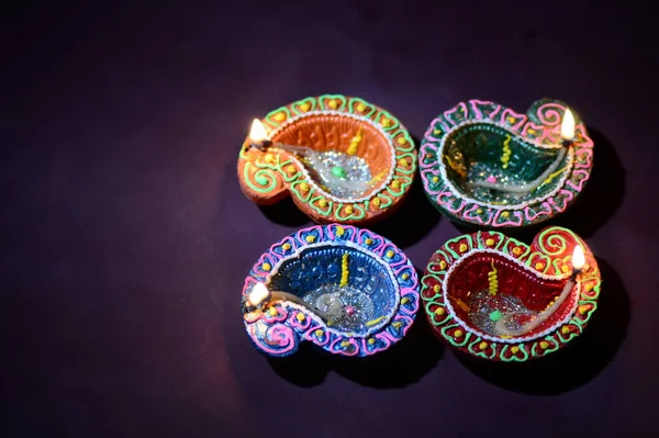 Diwali kutlaması sırasında renkli kil Diya (Fener) lambaları yandı. Selamlar Kart Tasarımı Hint Hindu Işık Festivali Diwali.