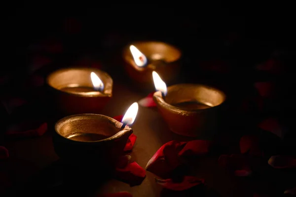 Lámparas tradicionales de diya de arcilla encendidas durante la celebración del diwali —  Fotos de Stock
