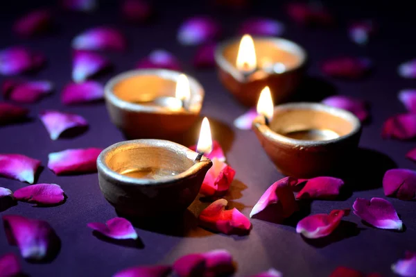 Lâmpadas tradicionais de diya de barro acesas durante a celebração do diwali — Fotografia de Stock