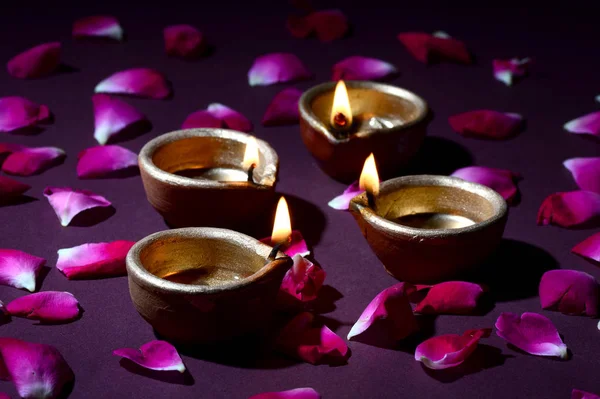 Traditionele klei diya lampen aangestoken tijdens diwali viering — Stockfoto