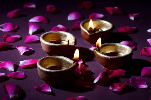 Lâmpadas tradicionais de diya de barro acesas durante a celebração do diwali — Fotografia de Stock