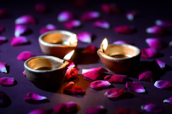 Lâmpadas tradicionais de diya de barro acesas durante a celebração do diwali — Fotografia de Stock