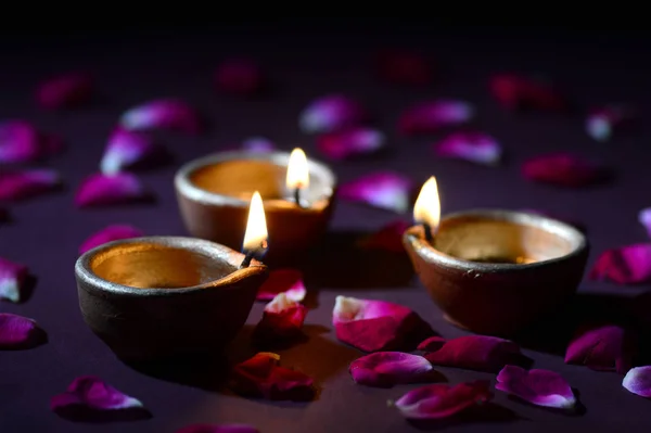 Lâmpadas tradicionais de diya de barro acesas durante a celebração do diwali — Fotografia de Stock