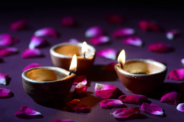 Traditionele klei diya lampen aangestoken tijdens diwali viering — Stockfoto