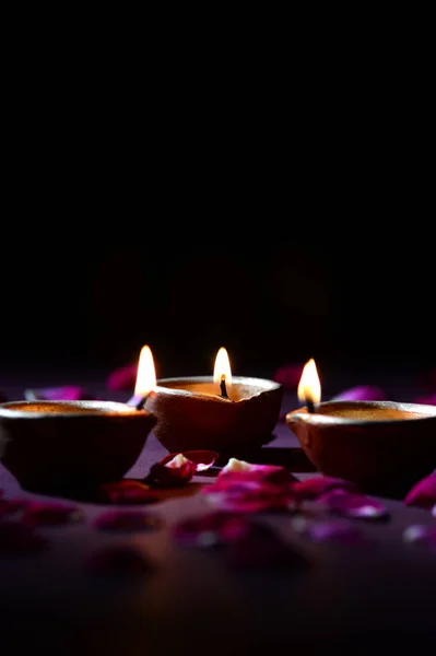 Lámparas tradicionales de diya de arcilla encendidas durante la celebración del diwali —  Fotos de Stock