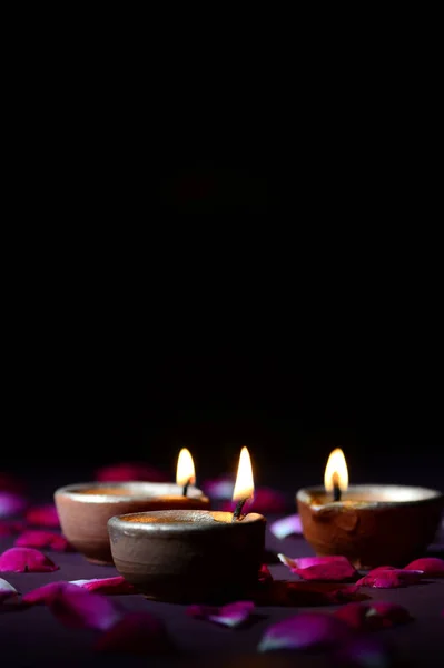 Traditionele klei diya lampen aangestoken tijdens diwali viering — Stockfoto