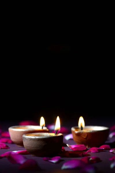 Traditionele klei diya lampen aangestoken tijdens diwali viering — Stockfoto