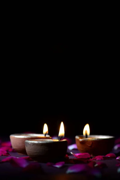 Traditionele klei diya lampen aangestoken tijdens diwali viering — Stockfoto