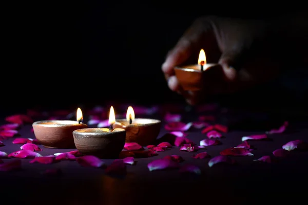 Ręczne trzymanie i aranżacja latarni (Diya) podczas Diwali Festival of Lights — Zdjęcie stockowe