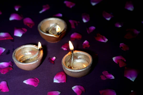 Lámparas tradicionales de diya de arcilla encendidas durante la celebración del diwali — Foto de Stock