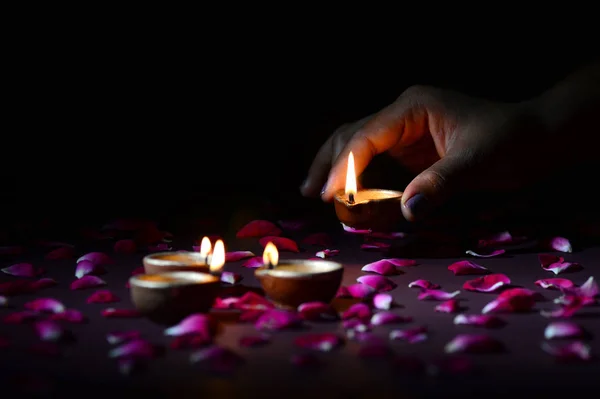 Hand halten und Laterne (Diya) während des Diwali-Lichterfestes arrangieren — Stockfoto