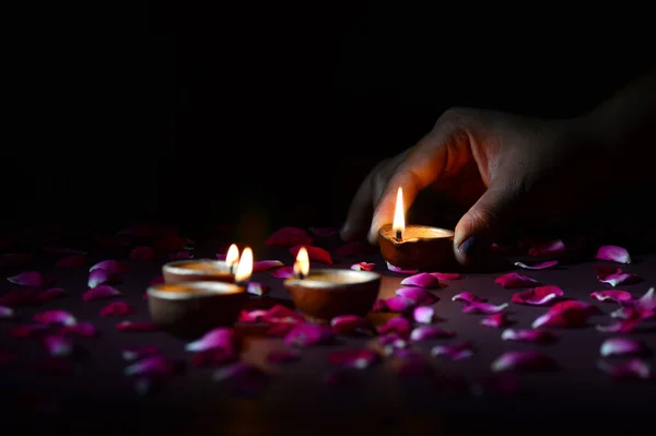 Hand houden en regelen lantaarn (Diya) tijdens Diwali Festival of Lights — Stockfoto