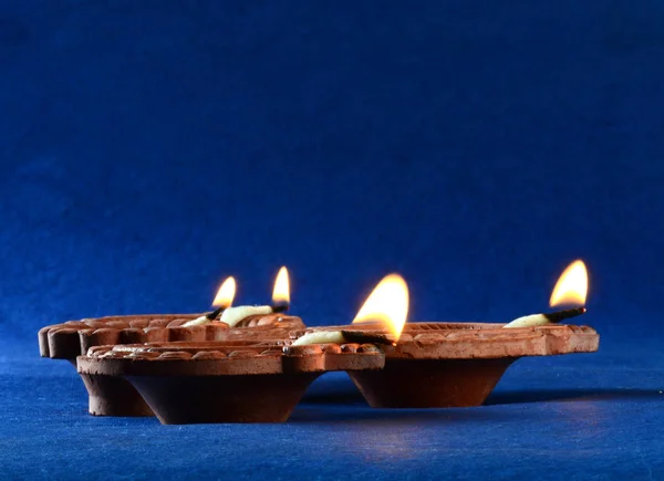 Clay diya lamps lit during diwali celebration. Greetings Card Design Indian Hindu Light Festival called Diwali — Stock Photo, Image