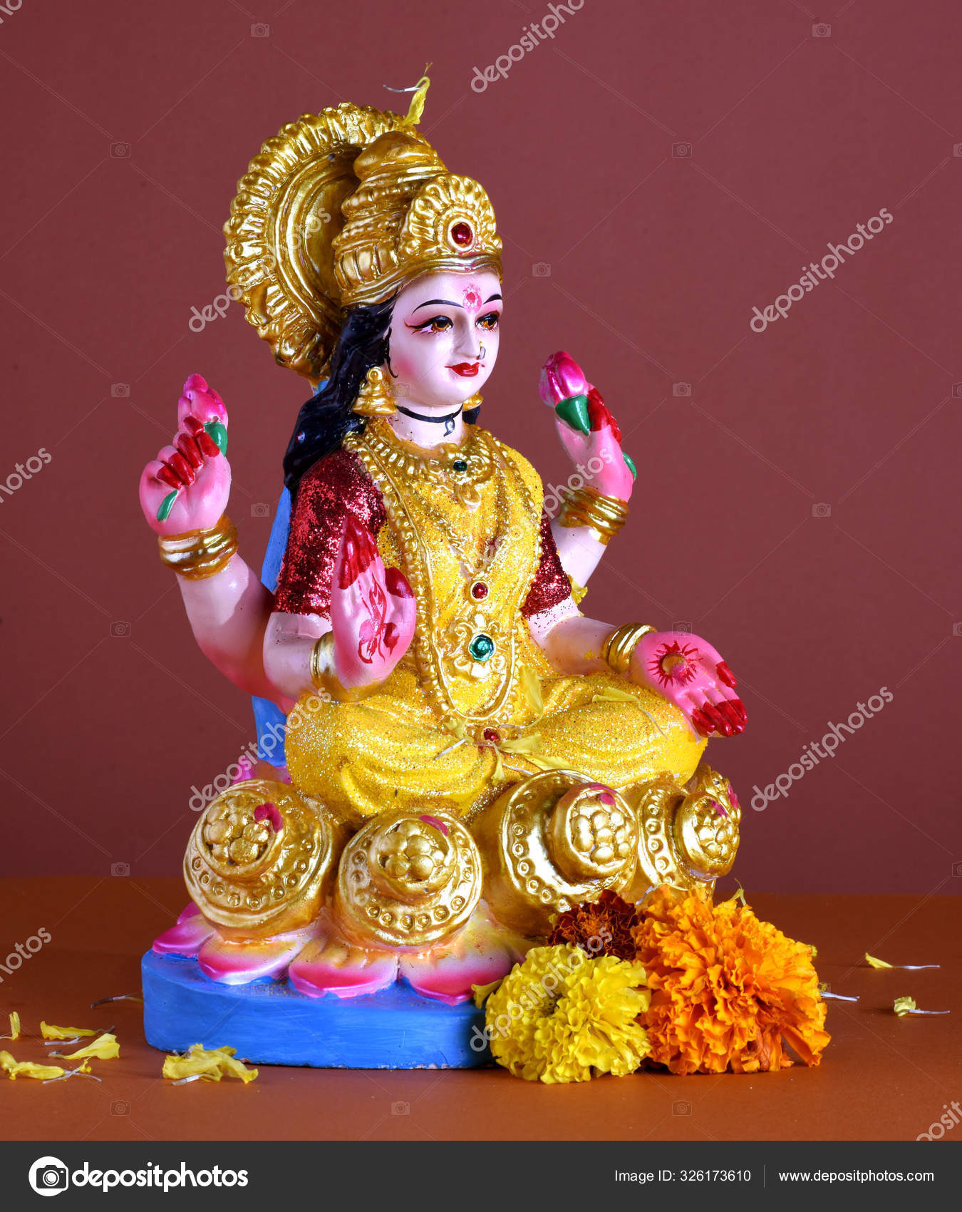 Lakshmi - Deusa hindu, Deusa Lakshmi. Deusa Lakshmi durante a celebração de  Diwali. Indian Hindu Light Festival chamado Diwali — Foto © DipakShelare  #326173610, image size:1350x1700