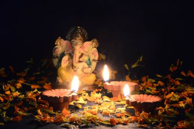 Kil diya lambalar diwali kutlamaları sırasında Lord Ganesha ile yaktı. Diwali denilen tebrik kartı tasarım Hint Hindu ışık Festivali