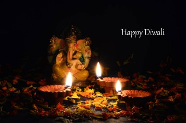 Kil diya lambalar diwali kutlamaları sırasında Lord Ganesha ile yaktı. Diwali denilen tebrik kartı tasarım Hint Hindu ışık Festivali