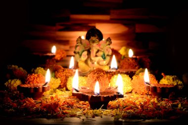 Kil diya lambalar diwali kutlamaları sırasında Lord Ganesha ile yaktı. Diwali denilen tebrik kartı tasarım Hint Hindu ışık Festivali
