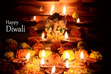 Kil diya lambalar diwali kutlamaları sırasında Lord Ganesha ile yaktı. Diwali denilen tebrik kartı tasarım Hint Hindu ışık Festivali