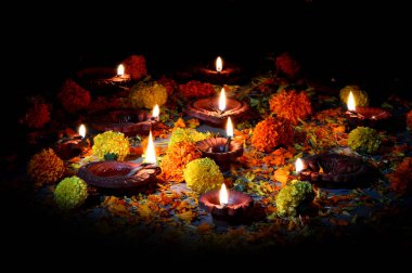 Kil diya lambalar diwali kutlamaları sırasında Lord Ganesha ile yaktı. Diwali denilen tebrik kartı tasarım Hint Hindu ışık Festivali