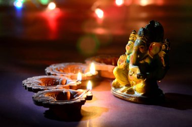 Kil diya lambalar diwali kutlamaları sırasında Lord Ganesha ile yaktı. Diwali denilen tebrik kartı tasarım Hint Hindu ışık Festivali