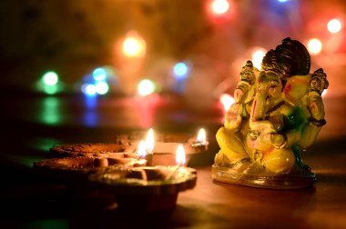 Kil diya lambalar diwali kutlamaları sırasında Lord Ganesha ile yaktı. Diwali denilen tebrik kartı tasarım Hint Hindu ışık Festivali