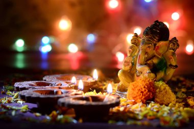 Kil diya lambalar diwali kutlamaları sırasında Lord Ganesha ile yaktı. Diwali denilen tebrik kartı tasarım Hint Hindu ışık Festivali