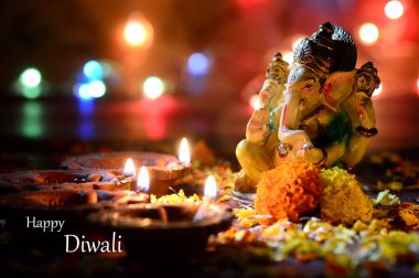 Kil diya lambalar diwali kutlamaları sırasında Lord Ganesha ile yaktı. Diwali denilen tebrik kartı tasarım Hint Hindu ışık Festivali