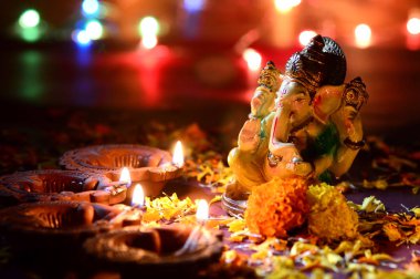 Kil diya lambalar diwali kutlamaları sırasında Lord Ganesha ile yaktı. Diwali denilen tebrik kartı tasarım Hint Hindu ışık Festivali