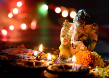 Kil diya lambalar diwali kutlamaları sırasında Lord Ganesha ile yaktı. Diwali denilen tebrik kartı tasarım Hint Hindu ışık Festivali