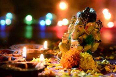 Kil diya lambalar diwali kutlamaları sırasında Lord Ganesha ile yaktı. Diwali denilen tebrik kartı tasarım Hint Hindu ışık Festivali