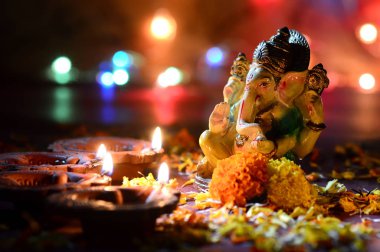 Kil diya lambalar diwali kutlamaları sırasında Lord Ganesha ile yaktı. Diwali denilen tebrik kartı tasarım Hint Hindu ışık Festivali