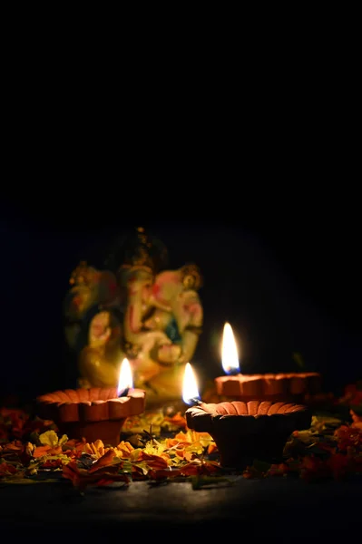 Kil diya lambalar diwali kutlamaları sırasında Lord Ganesha ile yaktı. Diwali denilen tebrik kartı tasarım Hint Hindu ışık Festivali — Stok fotoğraf
