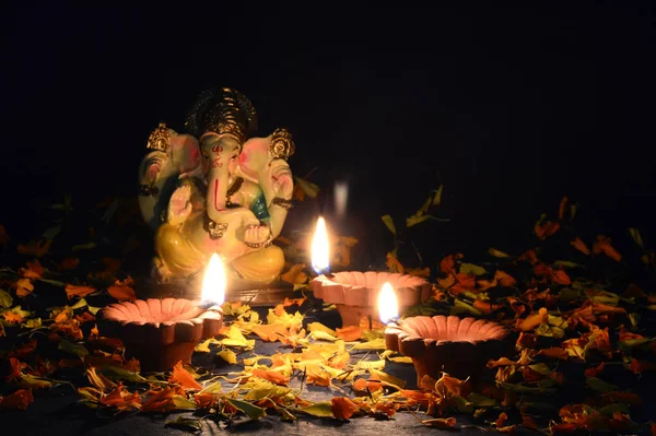 Clay diya lamps lit with Lord Ganesha during Diwali Celebration. Greetings Card Design Indian Hindu Light Festival called Diwali — Stock Photo, Image