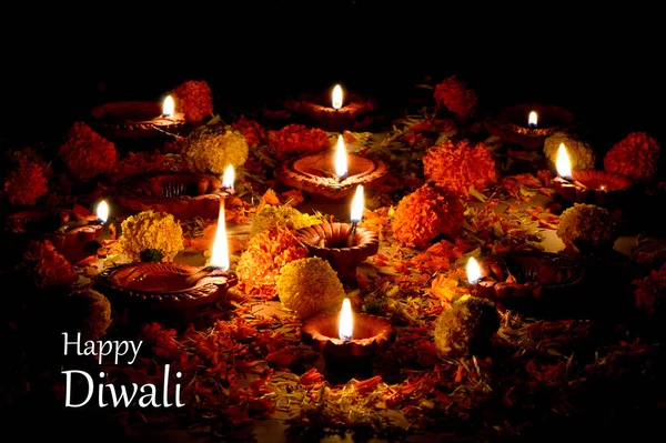 Clay diya lampy svítí s Lord Ganesha během diwali oslavou. Pozdrav Card Design indické hinduistické světlo Festival nazvaný Diwali — Stock fotografie