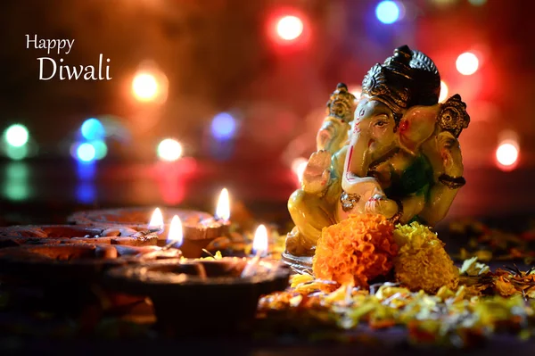 Clay diya lampen verlicht met Lord Ganesha tijdens diwali viering. Groeten Card Design Indische hindoe licht Festival genaamd Diwali — Stockfoto