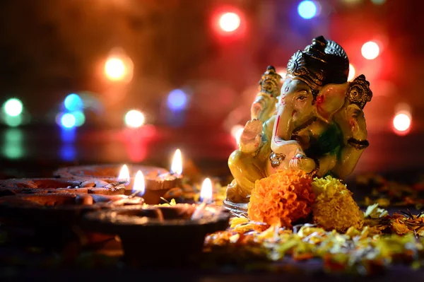 Lâmpadas Clay Diya acesas com Lorde Ganesha durante a Celebração Diwali. Saudações Card Design Indian Hindu Light Festival chamado Diwali — Fotografia de Stock
