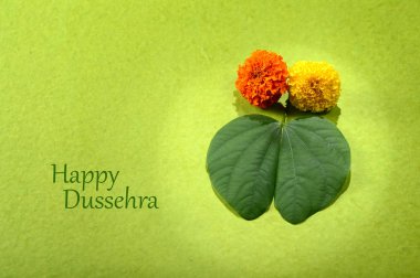 Dussehra Hint Festivali, yeşil arka planda altın yaprak ve çiçekleri gösteriyor. Tebrik kartı.