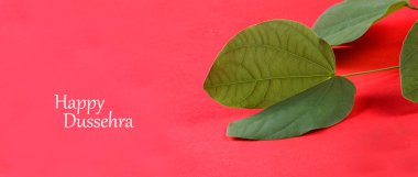 Dussehra Hint Festivali, kırmızı arka planda altın yaprak gösteriyor. Tebrik kartı.