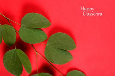 Dussehra Hint Festivali, kırmızı arka planda altın yaprak gösteriyor. Tebrik kartı.