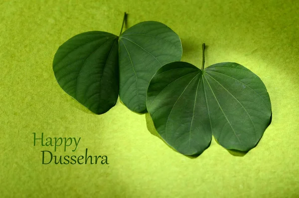 Indian Festival Dussehra, montrant des feuilles dorées et des fleurs sur fond vert. Carte de voeux . — Photo